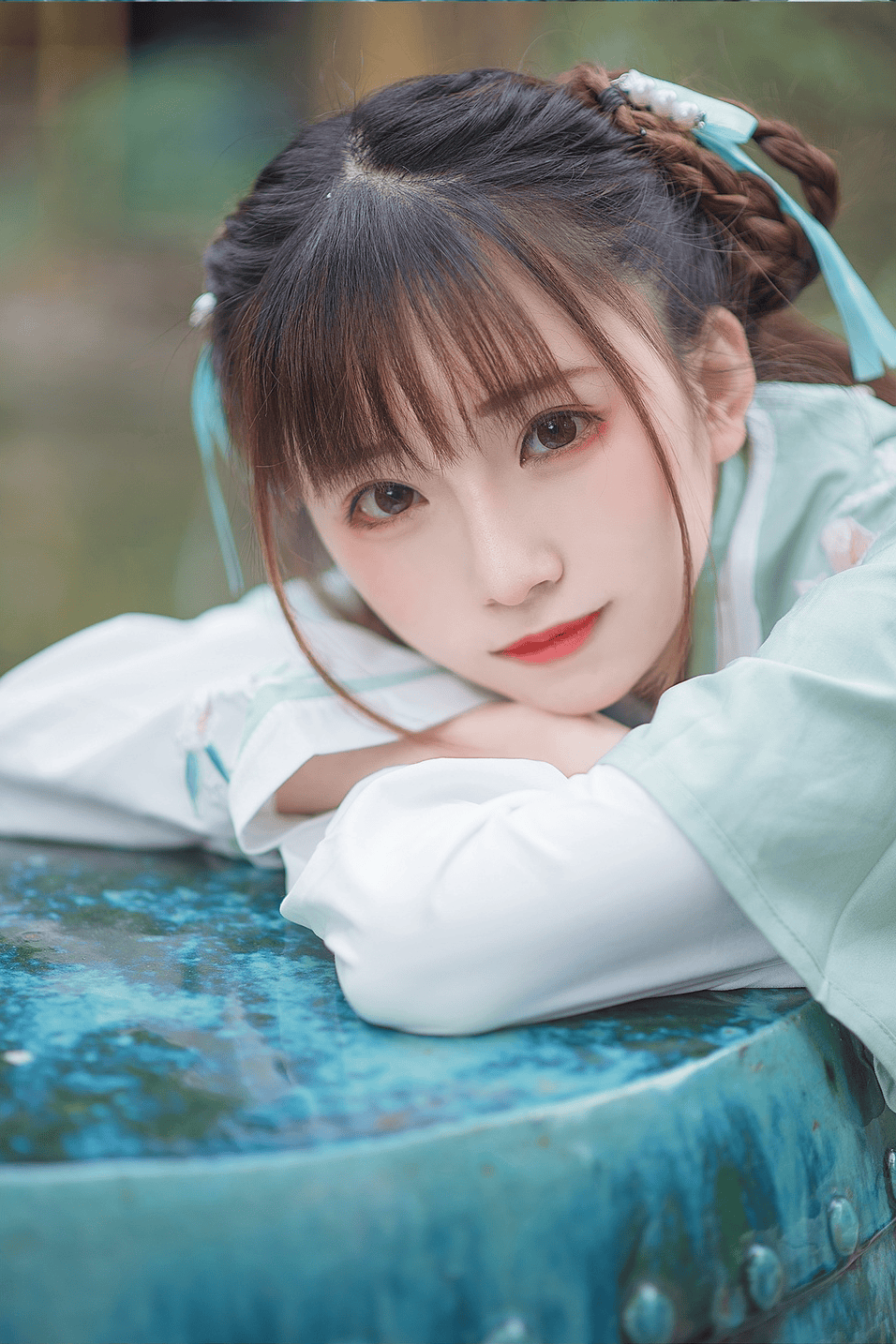 绝美汉服女神鞠婧祎,蓝白发饰清新脱俗,笑靥如花定格时光之美!