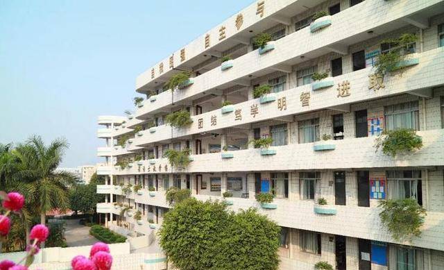 在华光中学,范美忠得以施展他的教育才华.