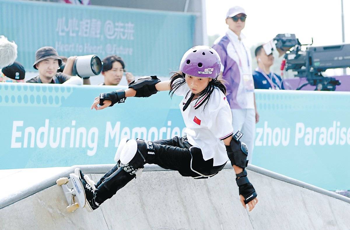 而年龄最小的运动员则是来自广东惠州的11岁滑板少女郑好好