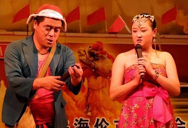 当时的魏三事业火热凭借着二人转在东北三省如日中天与赵本山分庭抗礼