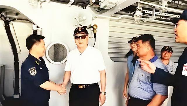 贺龙的儿子贺鹏飞,为何年仅46岁就成为海军副司令