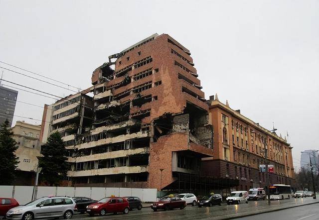 美国轰炸中国驻南大使馆,是误伤还是故意?克林顿自传揭开真相