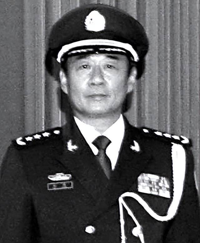 刘源于2000年晋升武警中将军衔,2009年7月晋升上将军衔