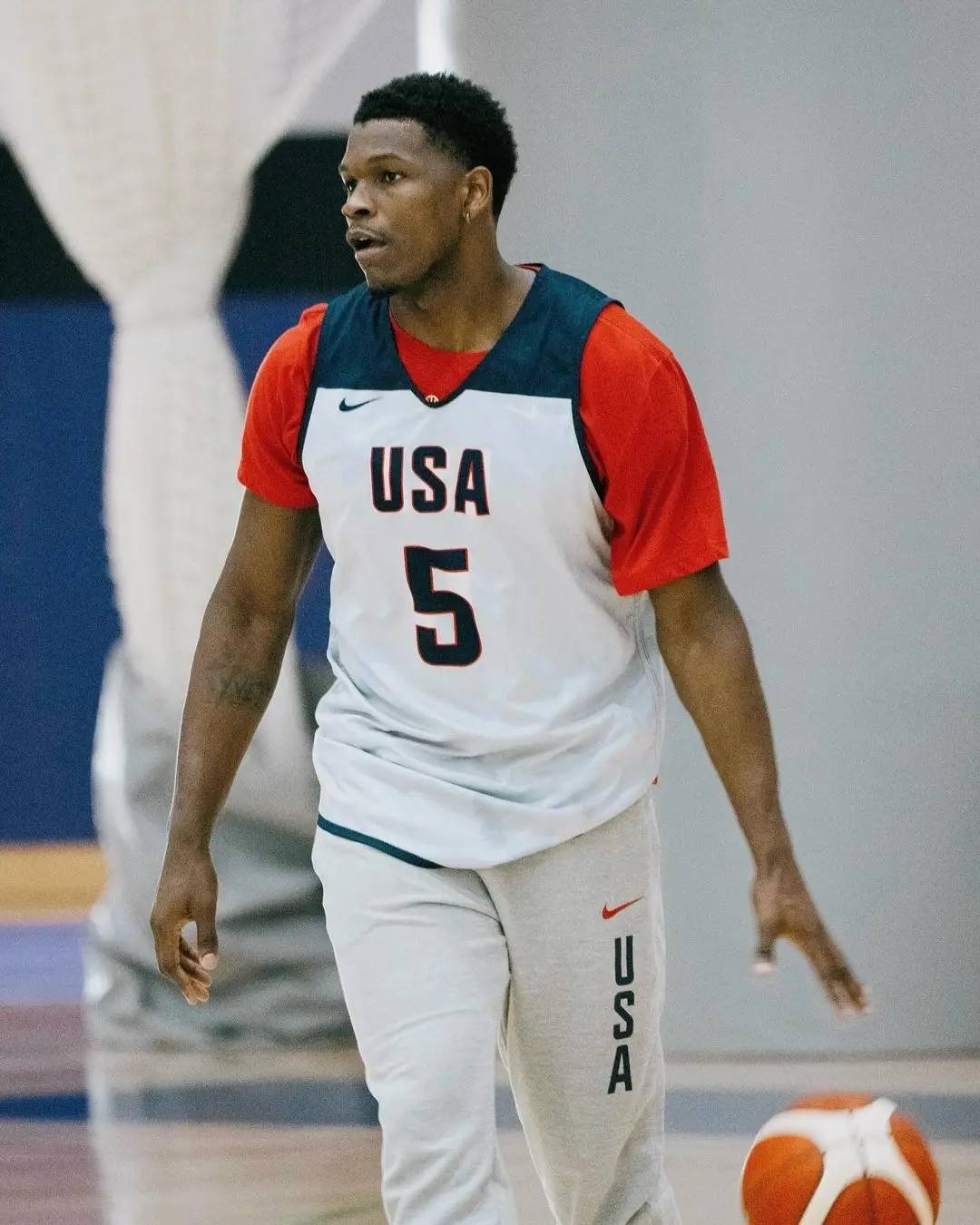 今夜迎战澳大利亚!美国男篮狂晒训练照 詹姆斯龇牙大笑