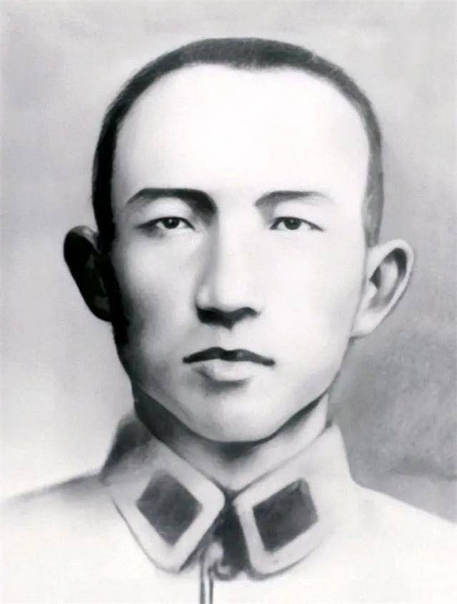 他身高不足一米五,21岁成红军最年轻军团长,带出一位大将叫粟裕