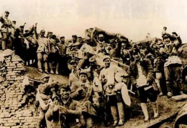 "孙殿英急忙辩解:"我不是汉奸,我参加和平军是执行蒋委员长的命令!