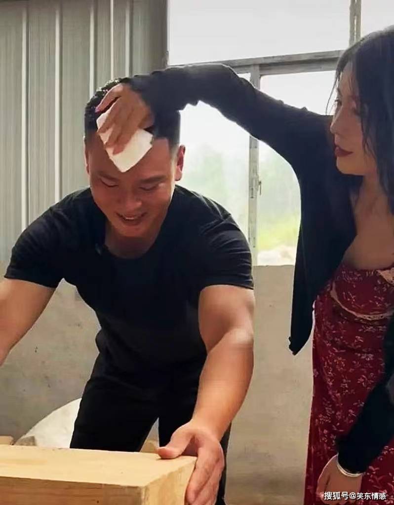 32岁美女相中26岁小伙,帮他擦汗献殷勤,夸他身体结实有男人味