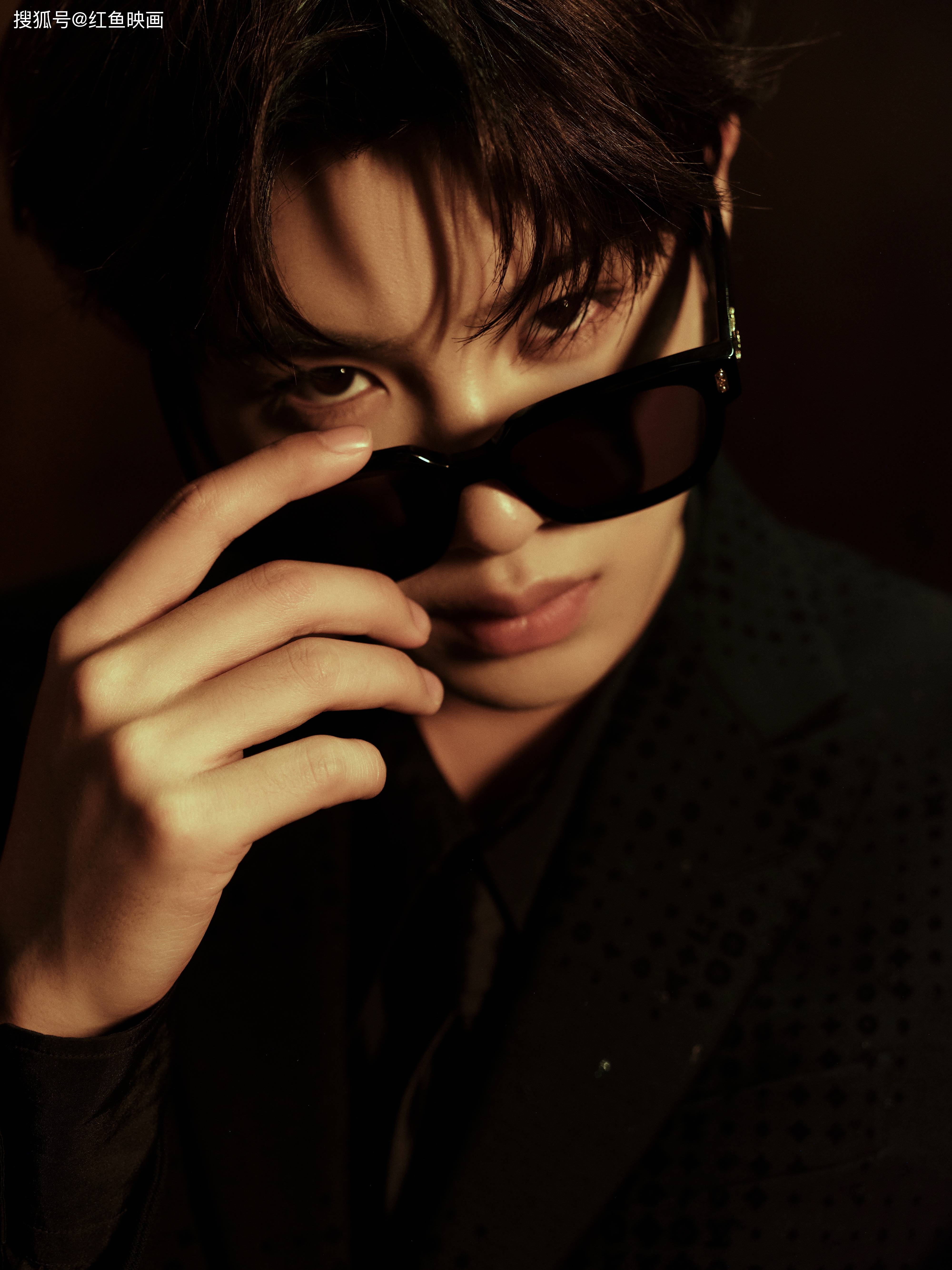 黄明昊片西装造型帅气写真