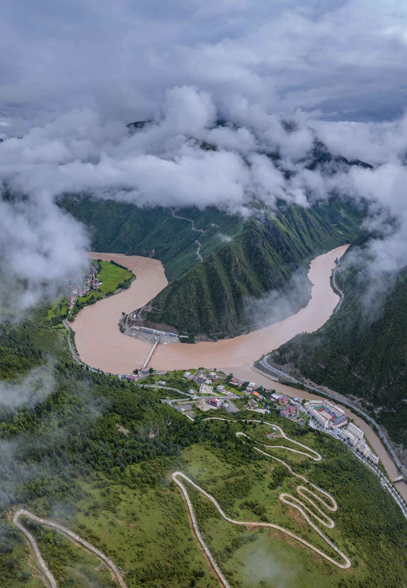 白玉金沙江第一湾:云雾缭绕美如画