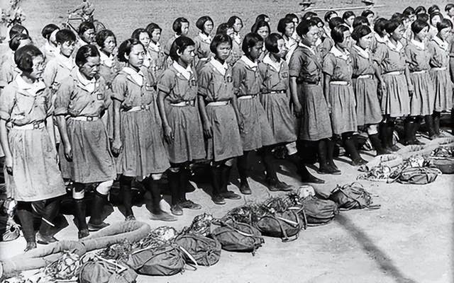 1945年,5个女士兵熟睡,日本军官带一群士兵:最后一课,献身