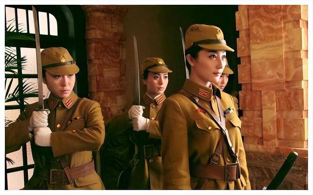 石田雄少佐的白色衬衫都是血迹,但能看出来军装是整整齐齐,死前经过