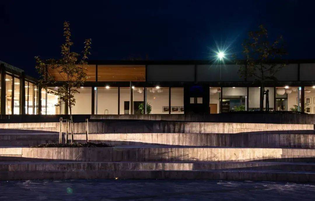 由landslag设计的通往kjarvalssta08ir艺术博物馆的台阶,会在夜晚