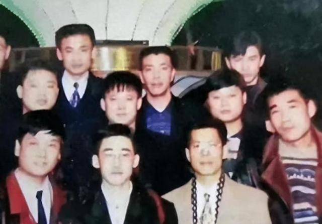1998年长春黑老大惨死,百辆豪车街头撒钱送行,背后竟隐藏大秘密