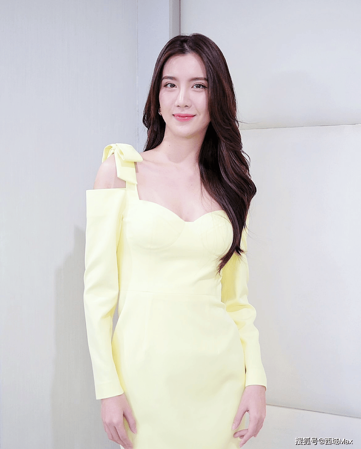 气质美女端庄雅致,暖色黄裙尽显妩媚优雅!-搜狐大视野-搜狐新闻