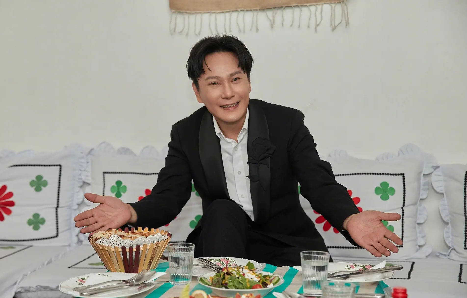 张信哲曾说看《甄嬛传》跳戏 称所有角色衣服都穿错了