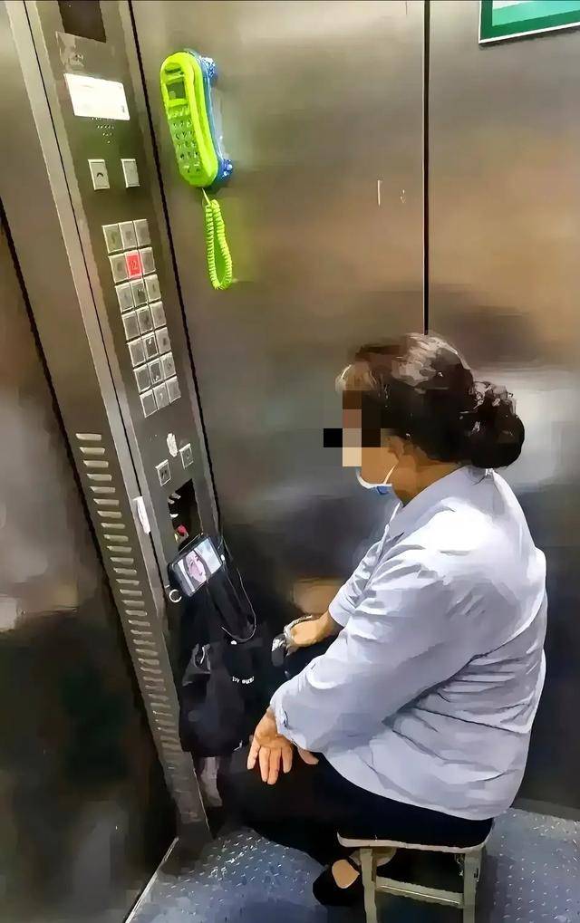 医院电梯管理员大姐告诉我,这份工作工资不高,有忙有闲!