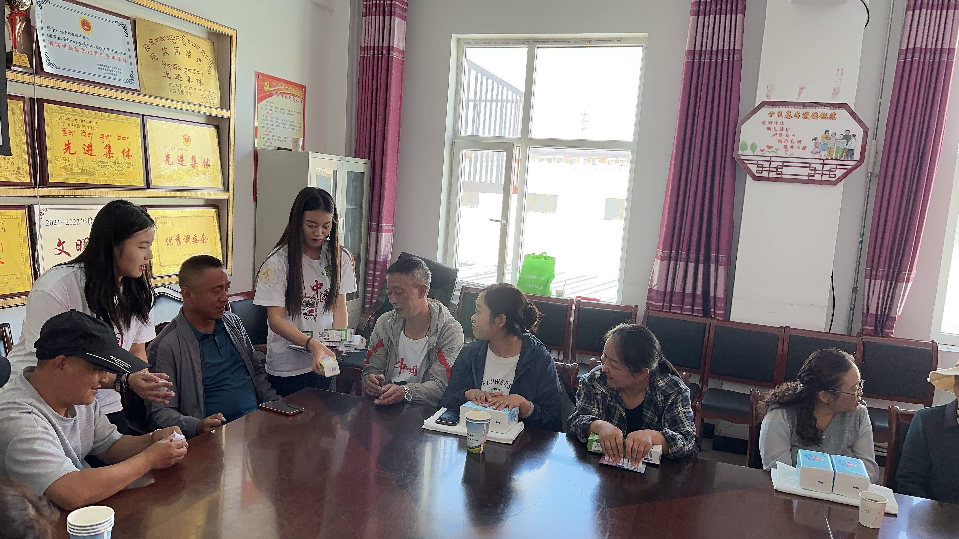 青春守护夕阳红-西安明德理工学院暑期社会实践队助力城中社区老人反