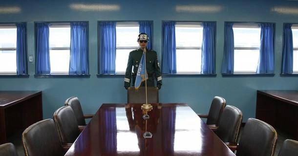 实拍三八线上的韩国宪兵:个个人高马大,但站姿让人忍俊不禁