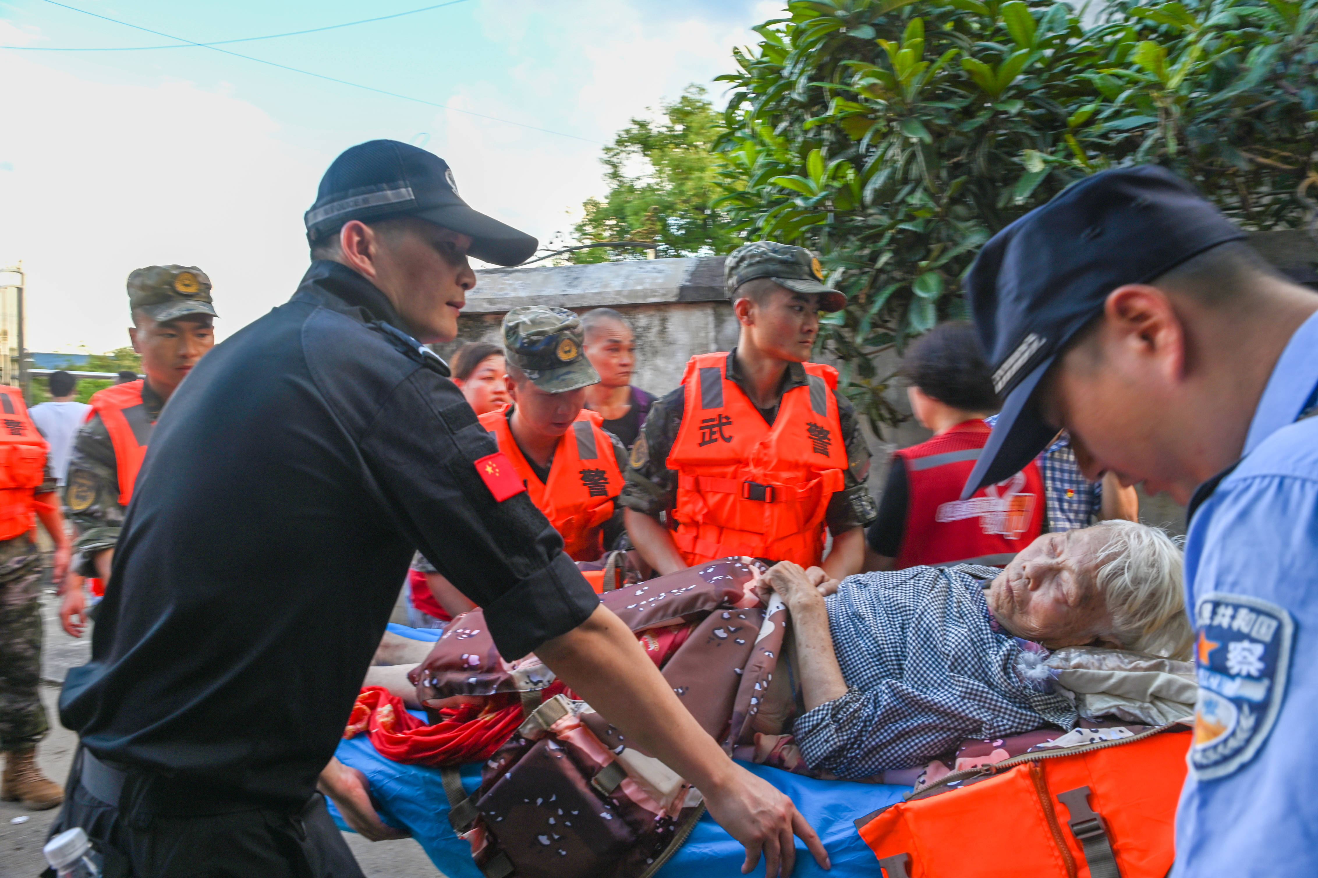 人民警察救灾照片图片