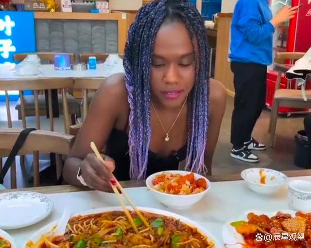 牙买加博主说中国比美国更宜居,只说了两个原因,引起很多人共鸣