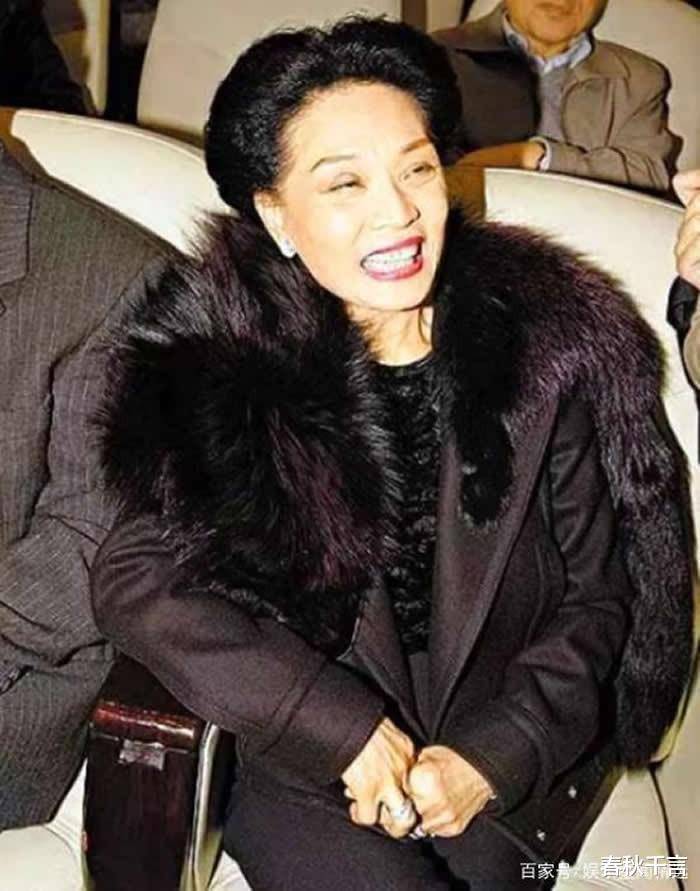 林百欣又喜欢上了一个20岁的姑娘蔡艳如,想让她做自己的四房,余宝珠