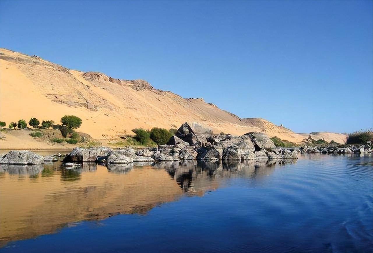 而尼罗河流域的两岸更是被河水冲刷出了一大片的灌溉平原,肥沃的土壤