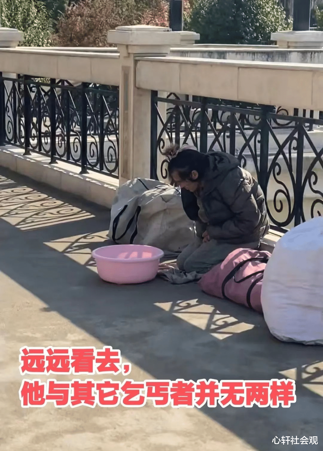 上海一名男子跪在路边乞讨,路过男子羡慕不已:连乞丐都比我有钱