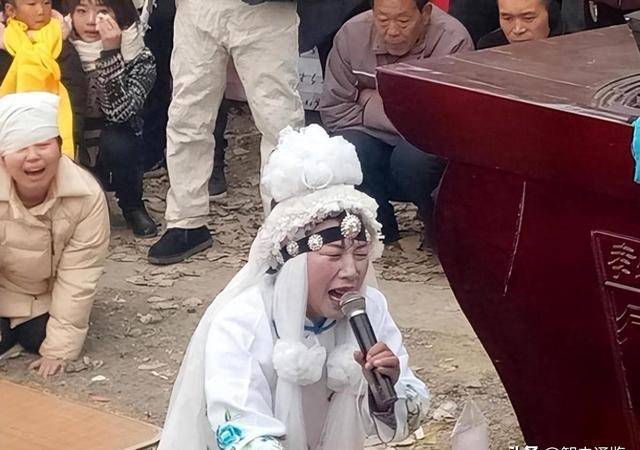 河南大姐以"哭灵"为生,一年哭70场,一场赚千元,实现财富自由