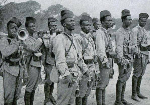 其实不止是非洲人,还有大量的印度人和中东人也被英军征募进入军队