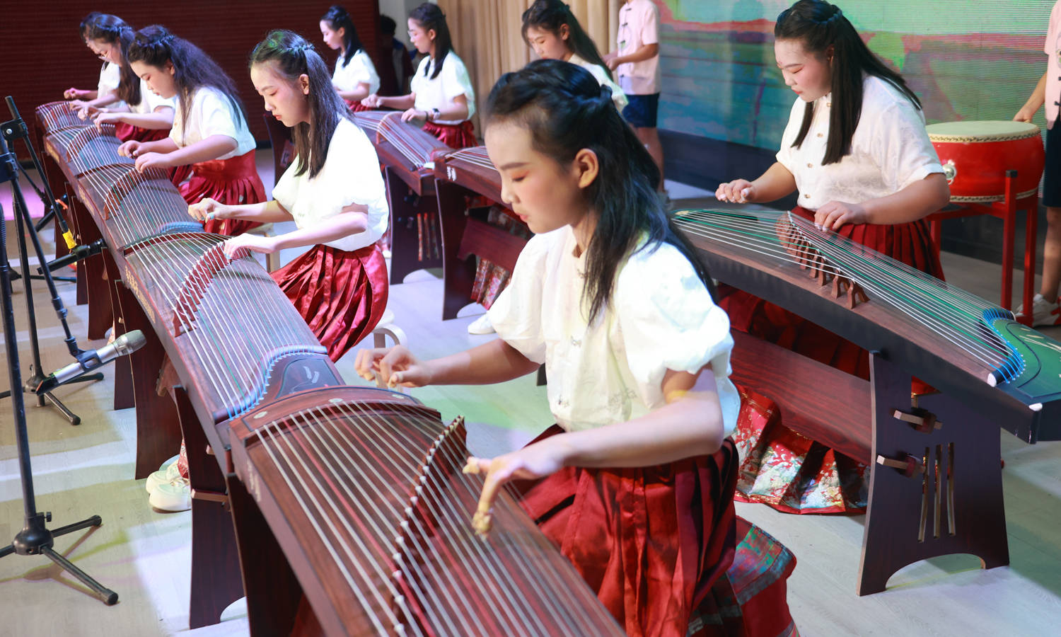 大荔"筝承琴苑"百名少儿演奏古筝传承国粹