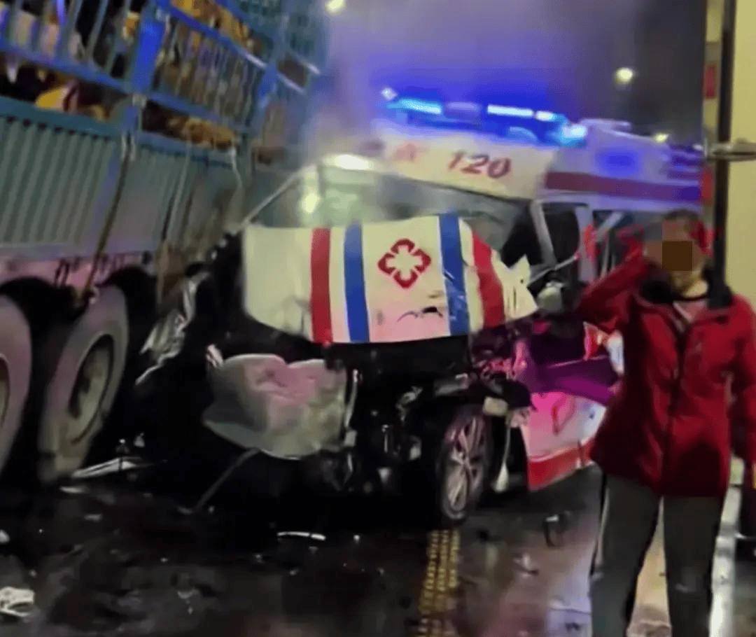 突发!高尔寺隧道发生事故,一救护车与两货车相撞,无人员伤亡