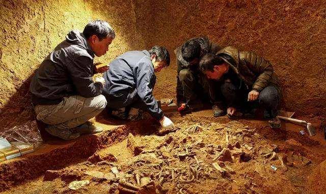 流沙墓坐着守灵人,一坐就是2500年,考古家:古墓完好