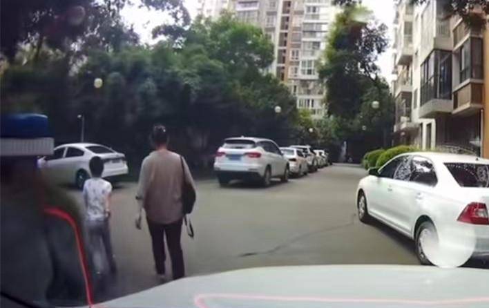 四川一女司机开车进小区，有女子在前面没让路，她按喇叭后被骂了-四川成都女司机被打