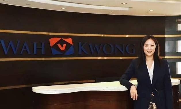 香港"女船王"赵式明:继承百亿家产,嫁小15岁帅男友,连生2胎