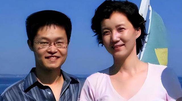 纪实央视主持人李修平:42岁再嫁大10岁丈夫,60岁无儿无女也幸福