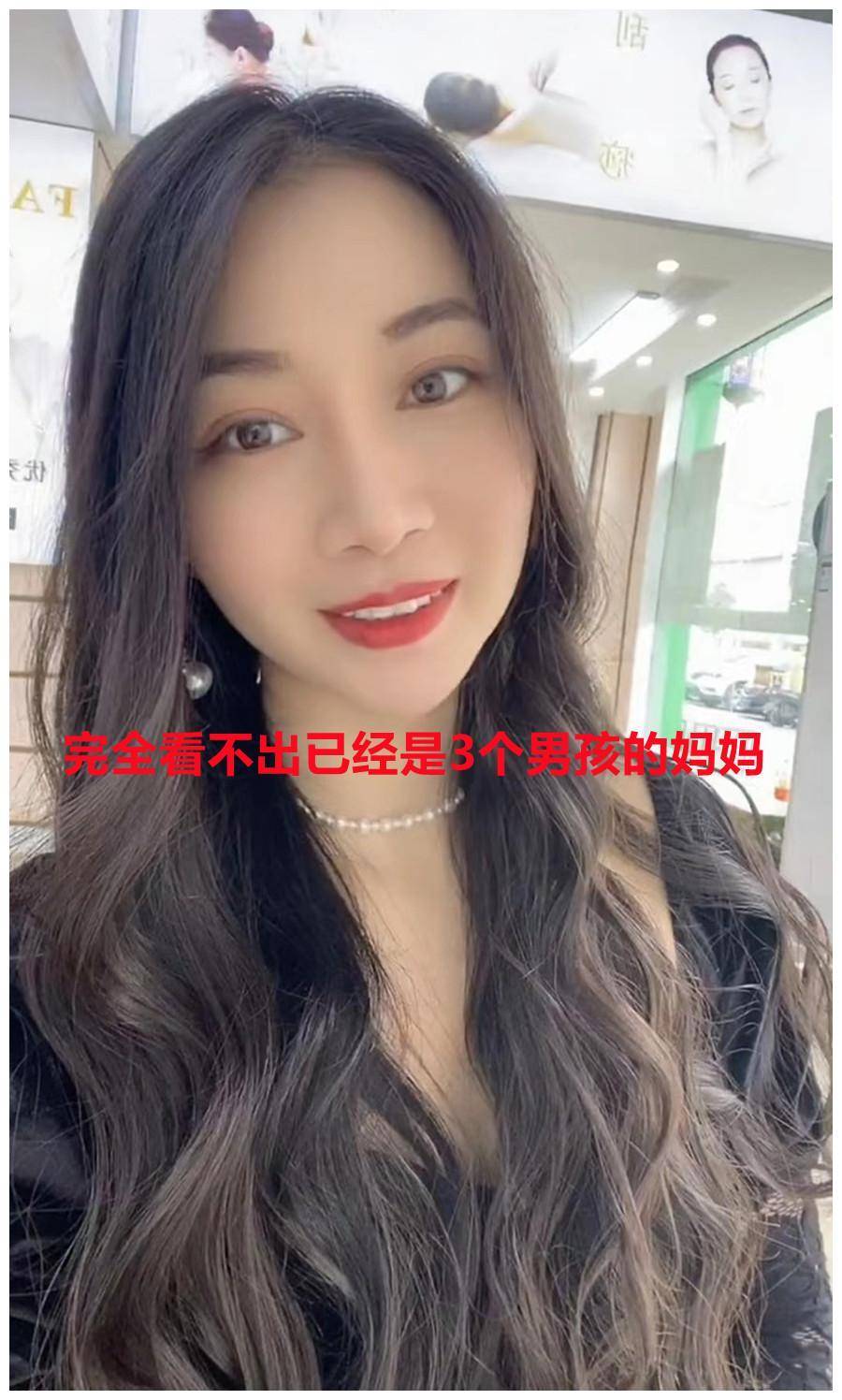 36岁"冻龄"妈妈参加家长会,颜值高保养超好,母子同框宛如姐弟