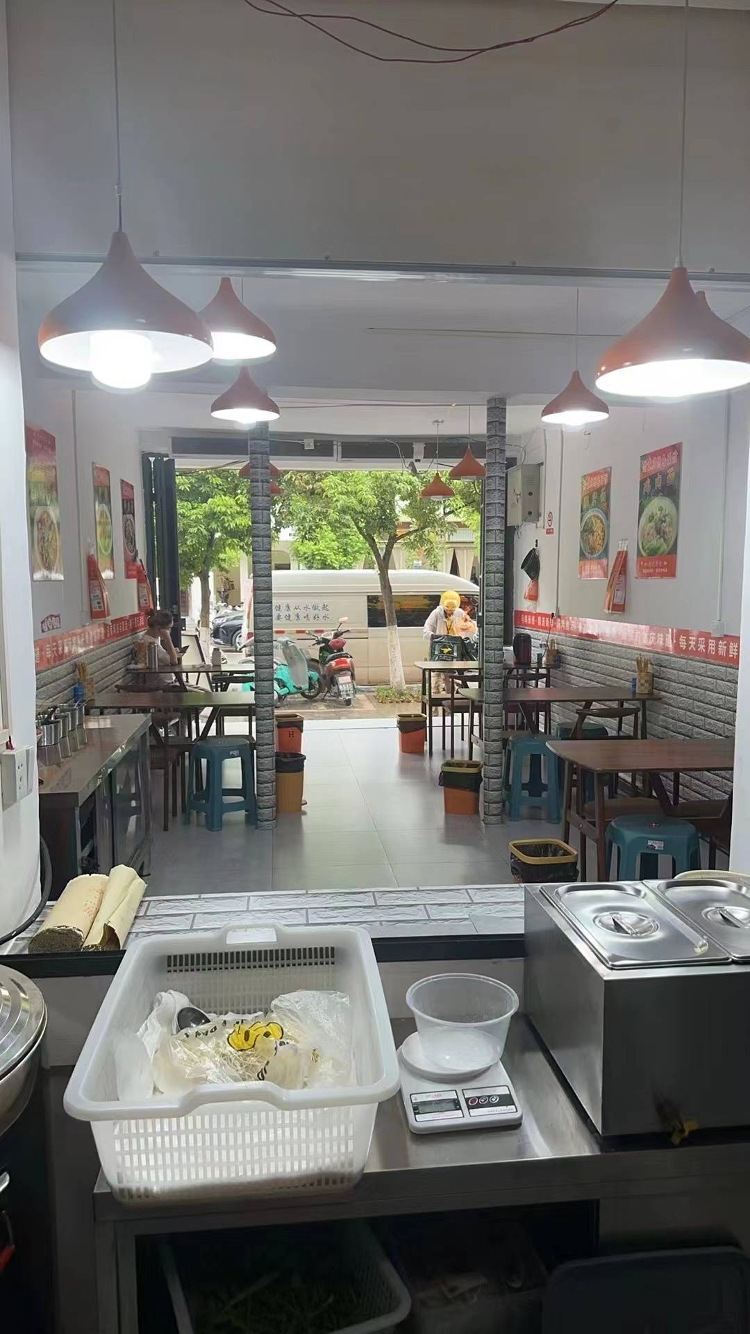 本店位于大理市弥渡县弥城镇建宁路65号,目前经营的是餐饮,店面门头周