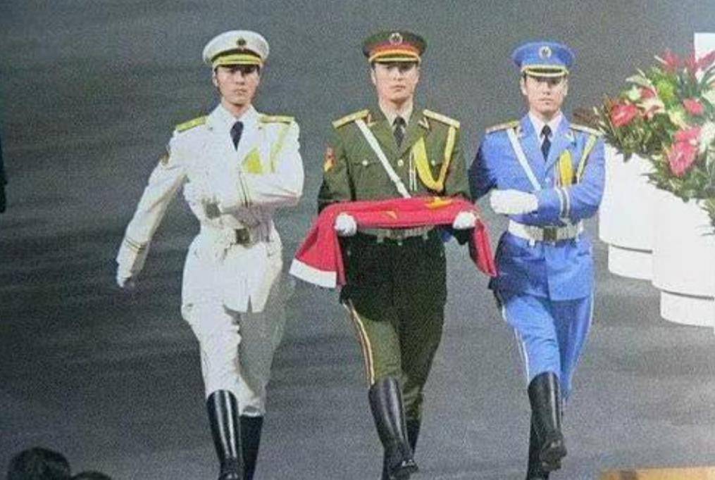 1997年,香港回归仪式,升旗手朱涛:鼻里塞棉花,血液倒灌进嗓子