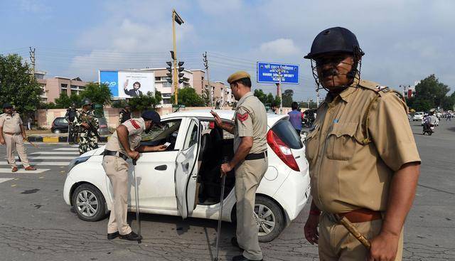 印度警察为何爱用一根木棍执法?