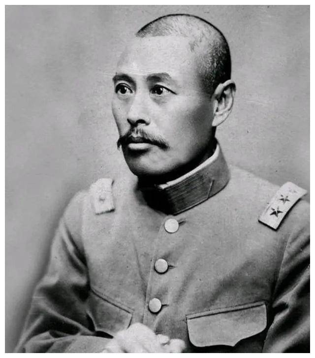 不仅给袁世凯做过秘书,而且还给冯国璋,段祺瑞都做过秘书,跟北洋的这