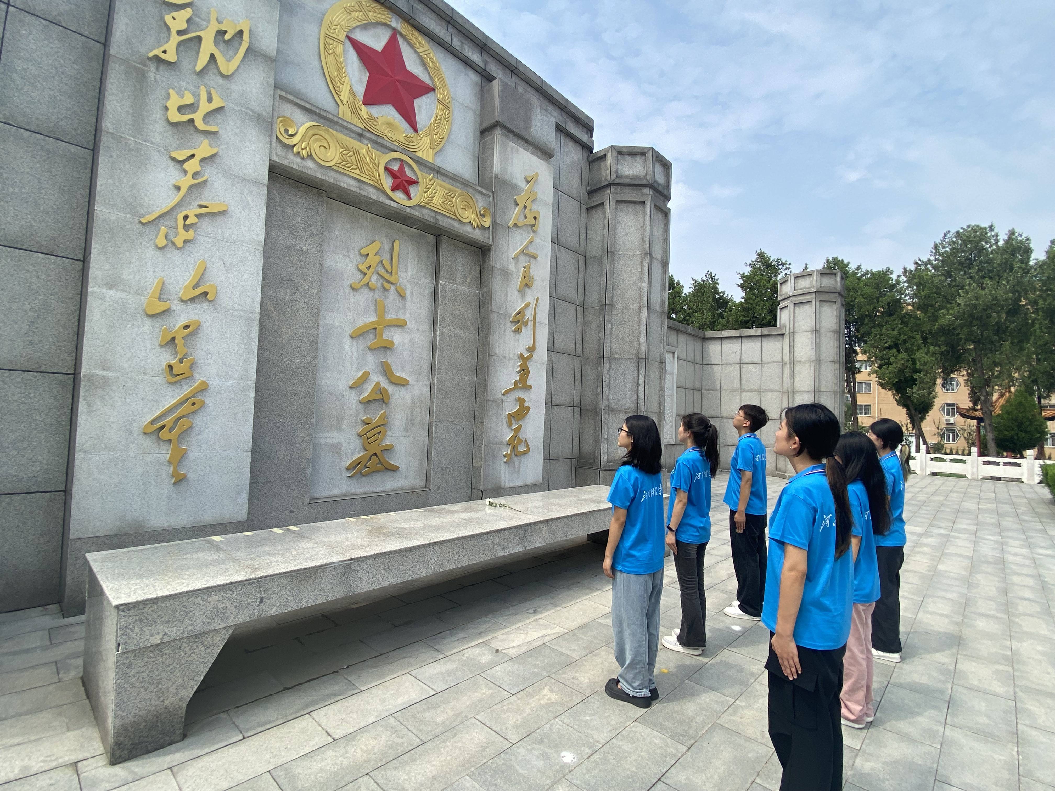 团队活动流程为祭扫烈士,观看石碑了解英雄事迹,发放宣传单.