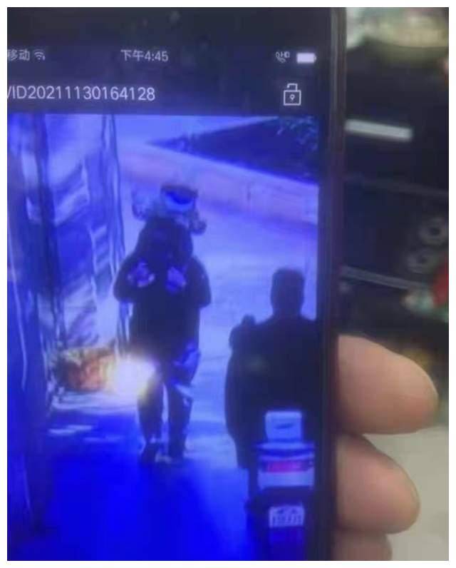 河南安阳:一名30岁男子当街持刀伤人,致2死1伤,最小的才3岁