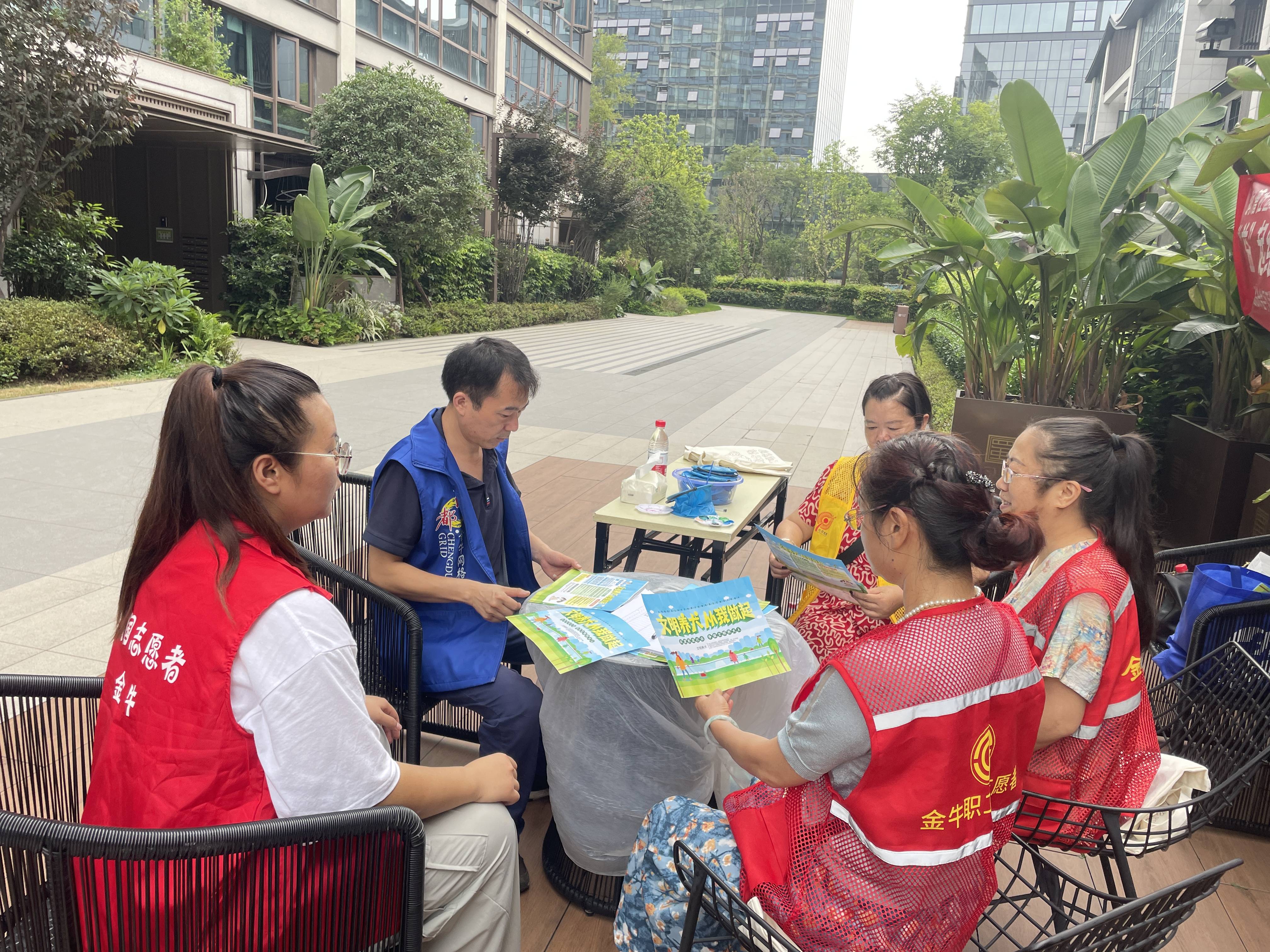 西华街道涧漕社区开展"益"起绘文明,把绿色"袋"回家环保宣传活动