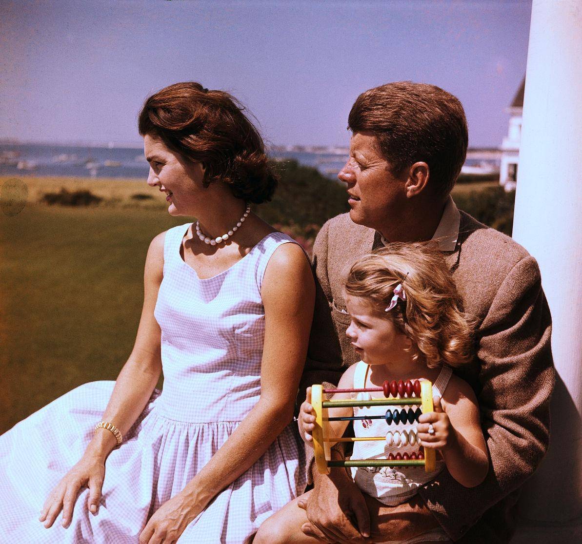 杰奎琳:24岁嫁肯尼迪,34岁嫁富豪被嫌弃,拿着千万美金优雅转身