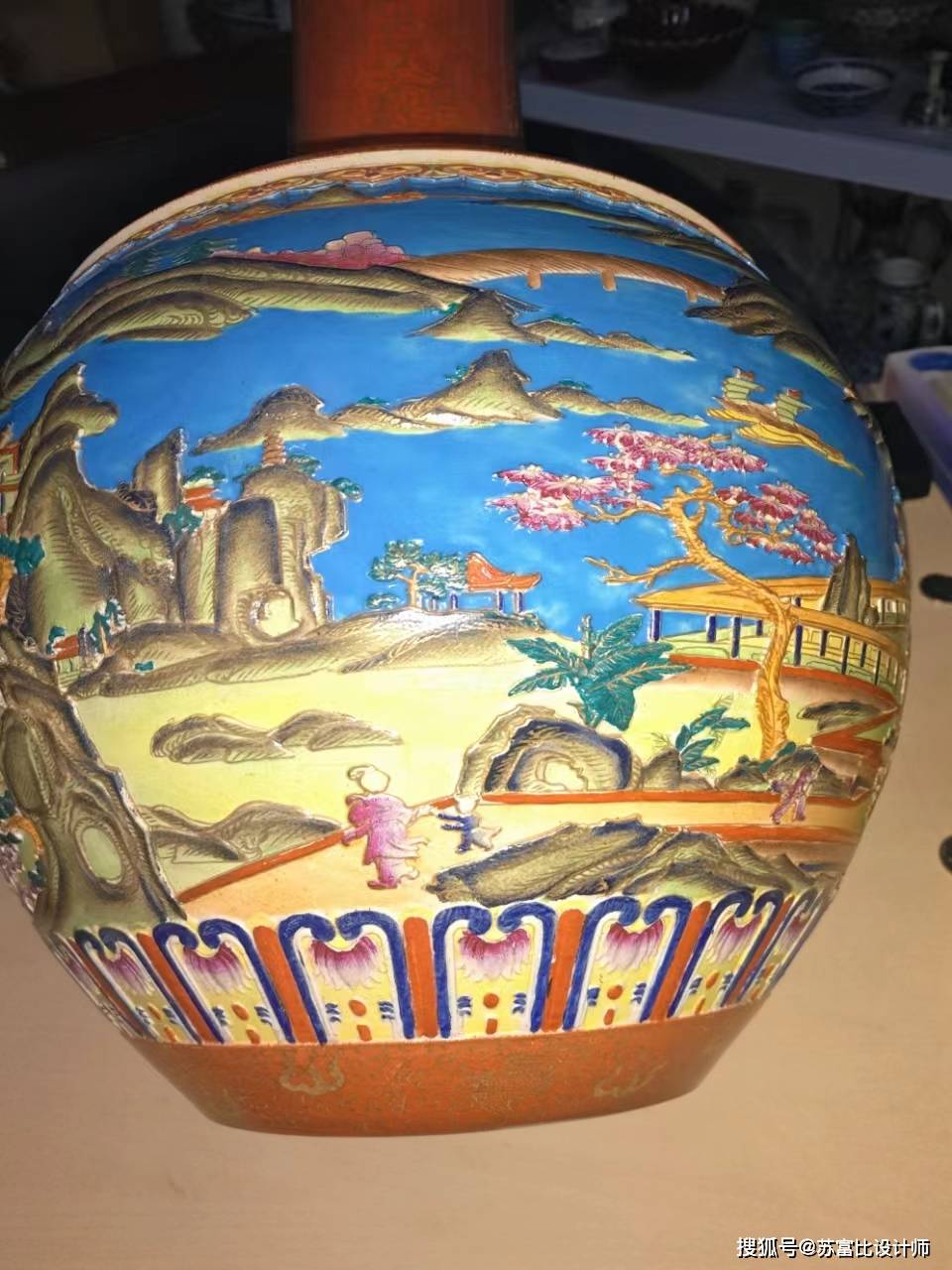 大清乾隆年制浮雕五彩山水人物天球瓶_瓷器_画面_色彩