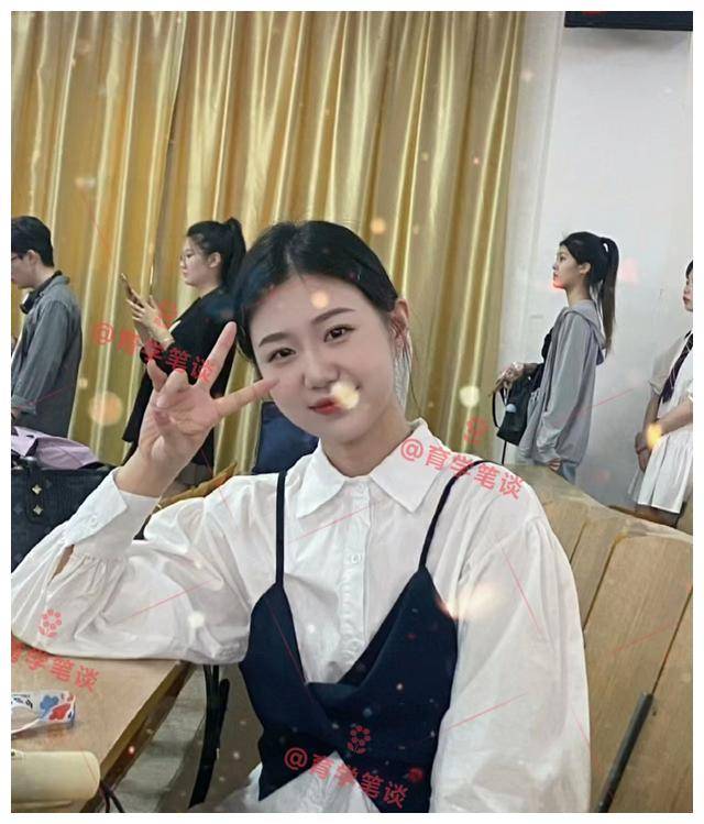 江西一女大学生外穿黑色吊带,拍毕业证件照引热议:挺可爱