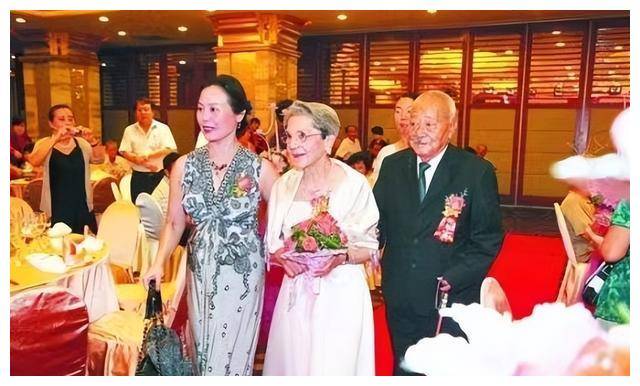 法国姑娘苦等初恋55年未结婚,83岁时再续前缘,终嫁中国初恋_李丹妮_袁