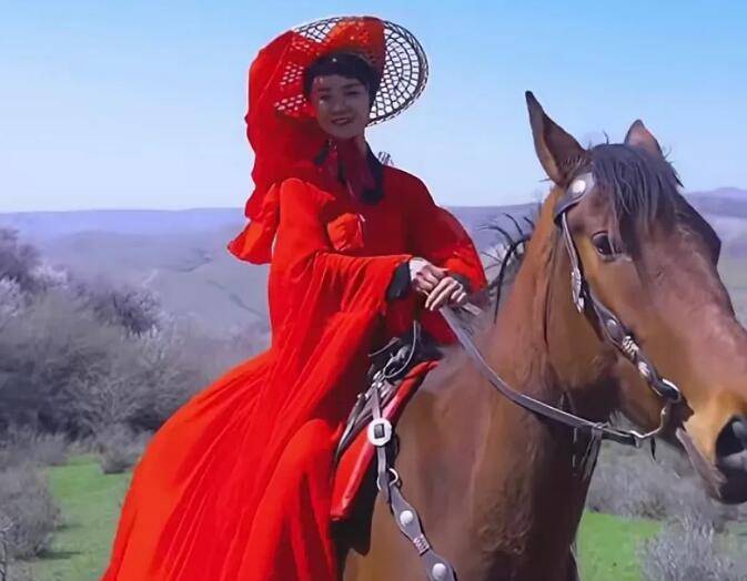 现场!新疆"网红"副局长贺娇龙拍视频发生意外:人落马摔进河里