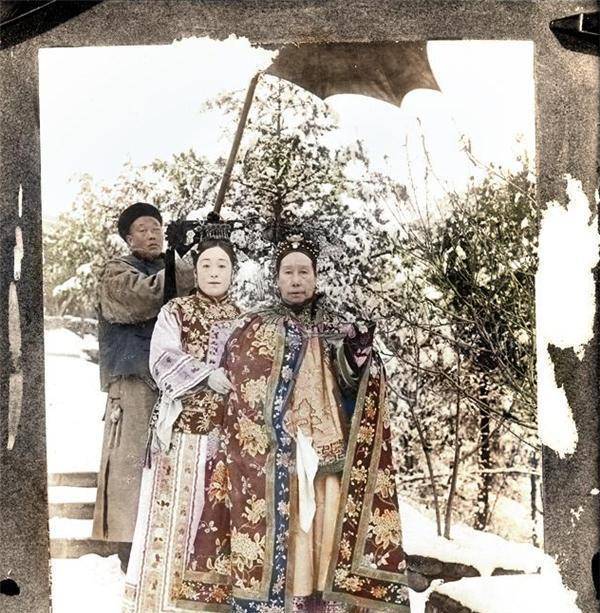 罕见晚清慈禧老照片:慈禧脸部僵硬,一个疑似穿越的女孩十分抢眼_清朝