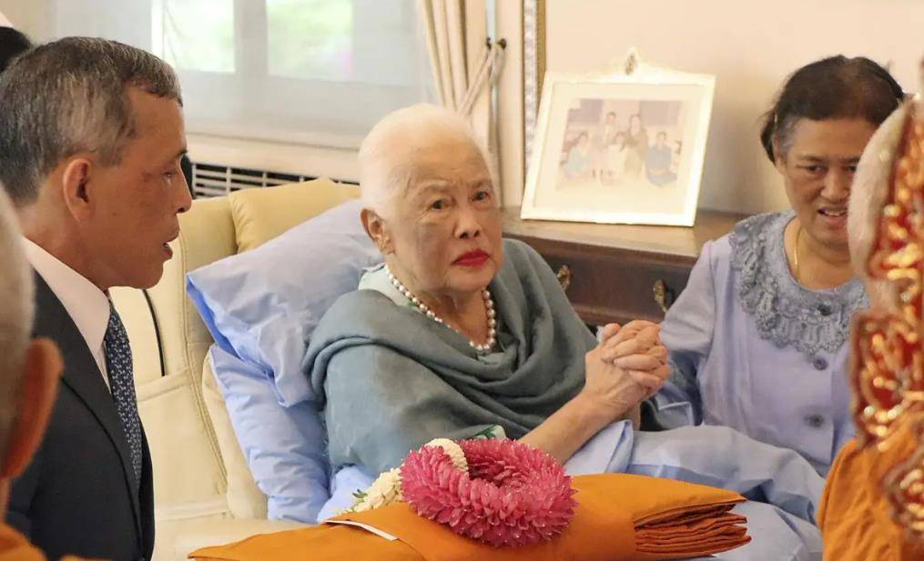 苏提达v领惊艳亮相,释放三个信号,属于王后的时代到来!